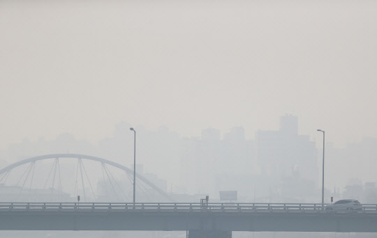 강추위가 물러난 14일 오전 서울 도심에 미세먼지 농도가 높아지며 도심 시계가 흐릿하다. 연합뉴스
